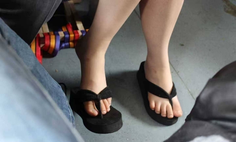 火车卧铺-车底抓拍人字拖美女【裸足】