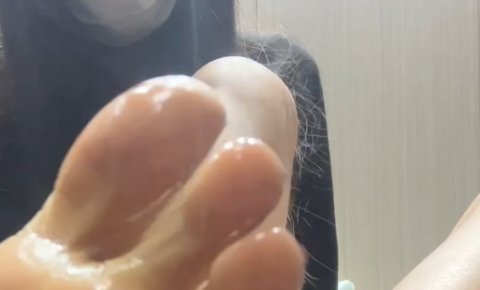 绿绿姐姐的极品玉足