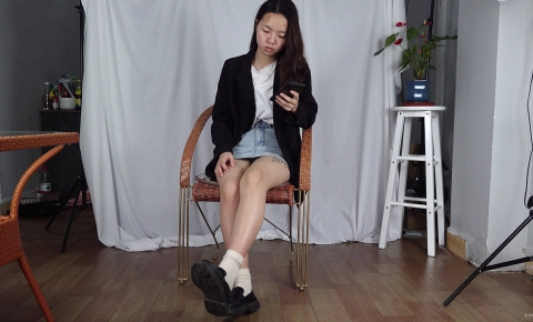 淇淇脱下白袜然后抹上精油的美脚，玩弄的超级滑嫩