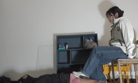 【南国原创】千禧女王脏鞋子美脚踩踏，舔臭脚丫！