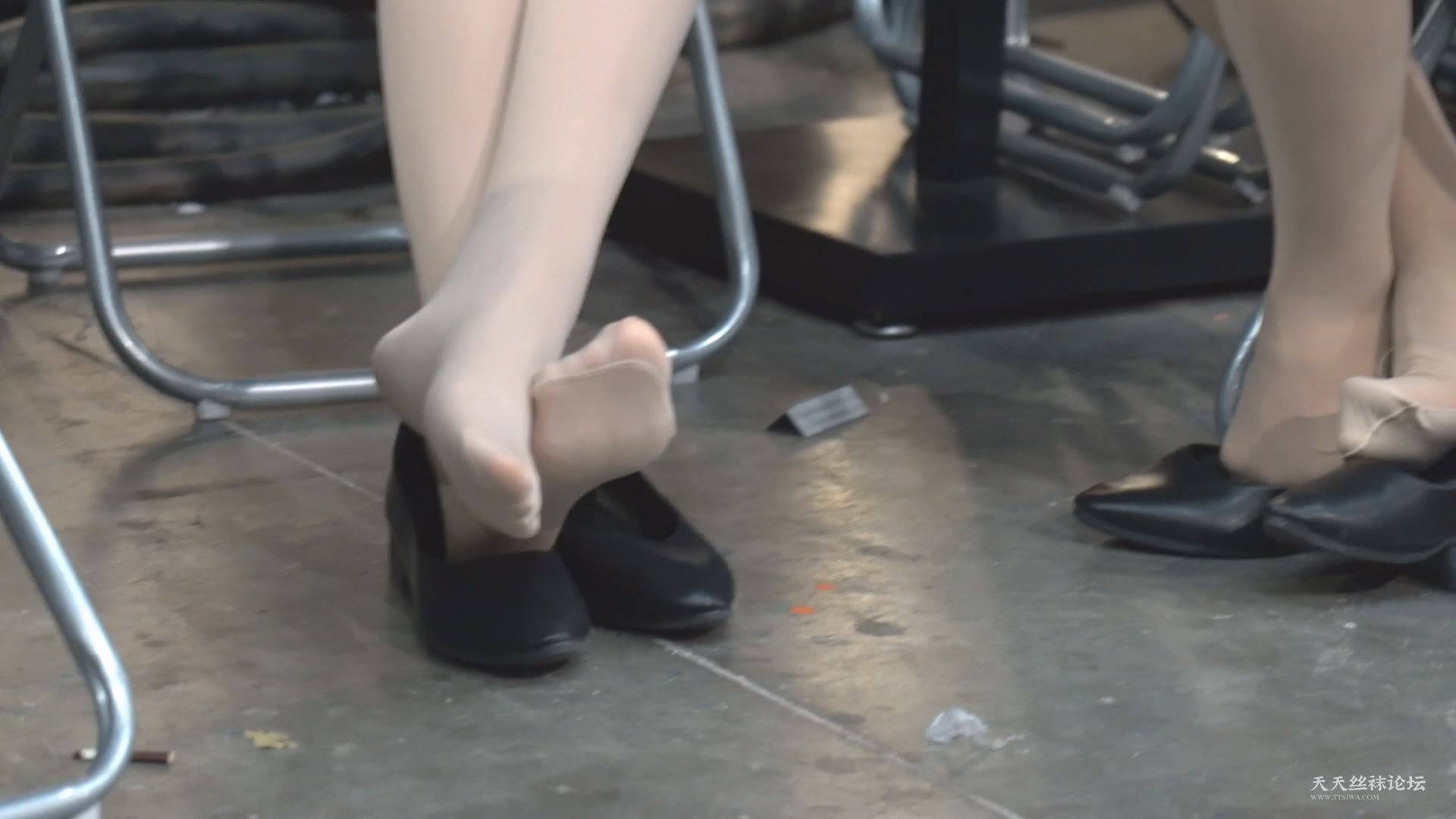 车展后台丝袜挑鞋玩鞋68.mp4_20250816_030915.429.jpg
