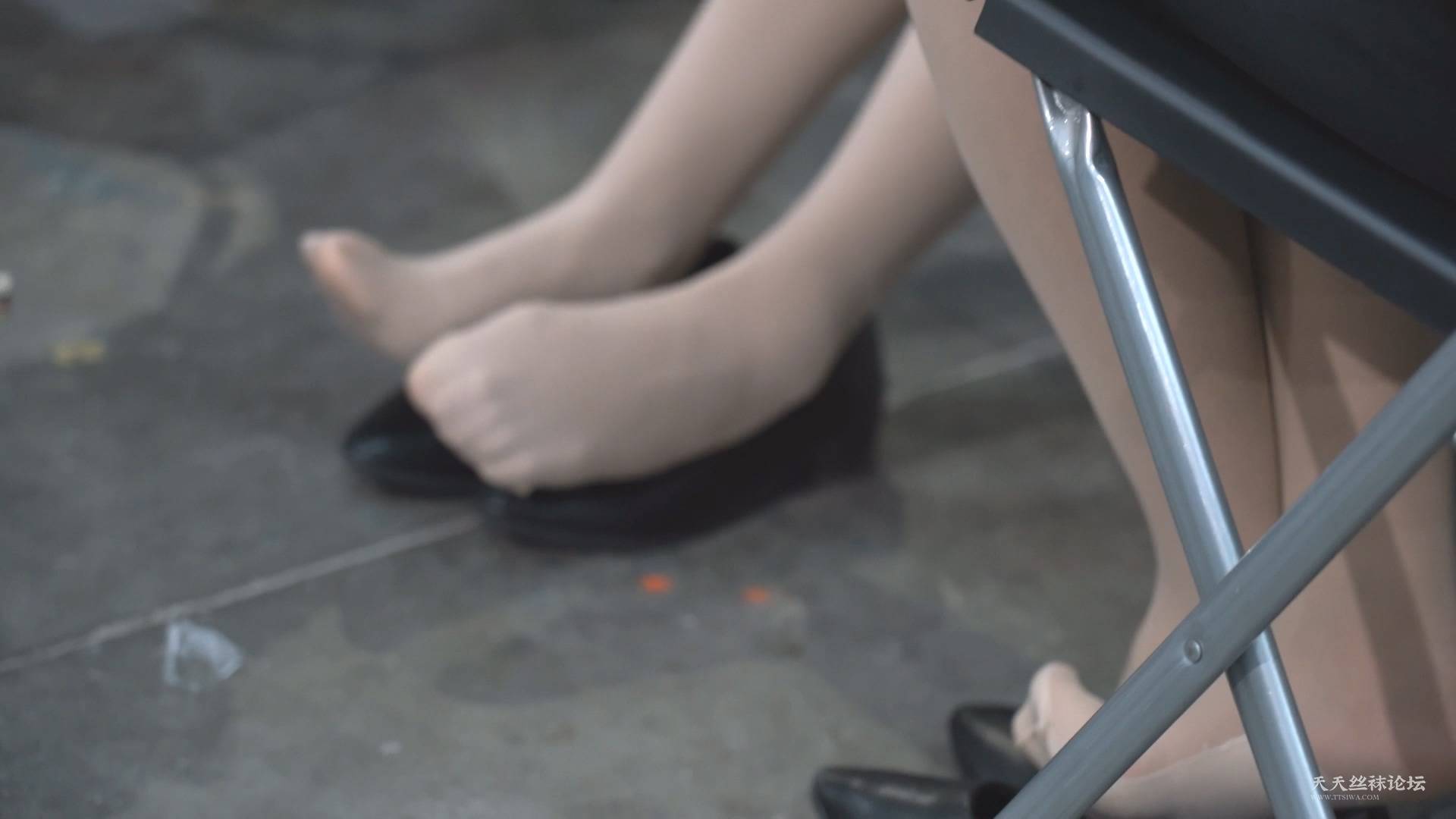 车展后台丝袜挑鞋玩鞋68.mp4_20250816_030925.128.jpg