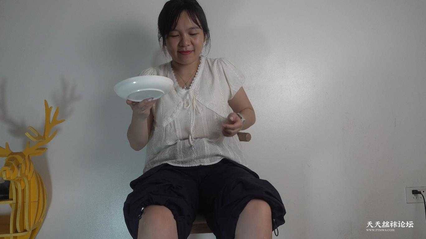【南国足艺】自己定制的熟女芊姐踩食物拌饭，刺激语言