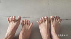 忽悠2个美女大学生宿舍自拍足底+脚趾