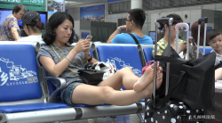 车站候车室行李箱上的裸足3分钟