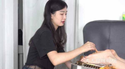 【aapary模拍视频】燕玲烤完自己的脚又拿芳芳的脚试试看