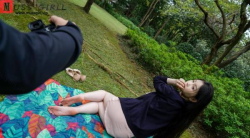 【裸足】白得皮肤发光的白富美美术专业海龟阿灿短裙美腿嫩足公园清纯写真(7)【56P】