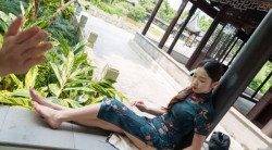 【裸足】高挑气质40码大脚车模姐姐小琴古典旗袍四合院长椅秀美足(1)【110P】
