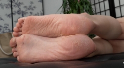 【Sexy Asian Girls Feet】Beautiful and sexy Asian girl Minger showcases her sexy 41EU big feet2