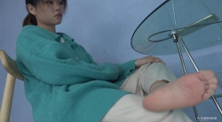 【南国足艺】无意识肉丝，紫琪肉丝脚挑鞋玩鞋，随意的摆弄丝袜脚，各种姿势扭动！（视频+图片）