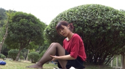 （自由职业妍妍）模拍系列之十六：草地把玩丝足！